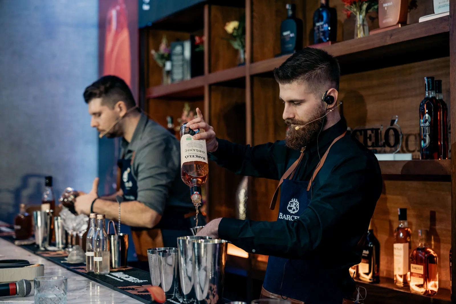 Bartender de Ron Barceló preparando un cóctel en la competición Rumtenders